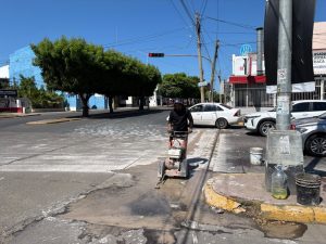 Para rehabilitar el alcantarillado, a partir del martes se reducirá la circulación del crucero de Revolución e Insurgentes