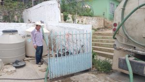 JUMAPAM llevó agua en pipas a Los Limones tras registrarse una falla en la red de abasto