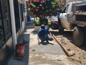 JUMAPAM inicia la reposición de banquetas en la calle Estadio