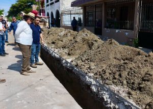 Supervisa Minerva Osuna avance de obra de alcantarillado en Villa Galaxia