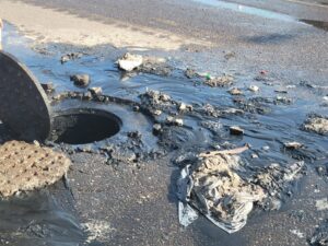 JUMAPAM desazolva alcantarillado en el bulevar Colosio