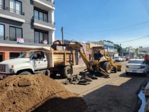 Con reparaciones puntuales, JUMAPAM abate derrames de aguas residuales en el Centro y la Klein