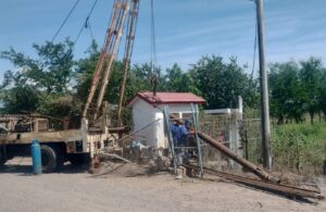 JUMAPAM restablece el suministro de agua en El Roble, tras intensas maniobras para sustituir equipo de bombeo