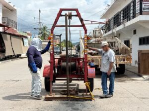 Con malacates, JUMAPAM limpia el alcantarillado en la colonia Juárez