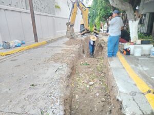 JUMAPAM repara tubería y desazolva drenaje en la colonia Montuosa